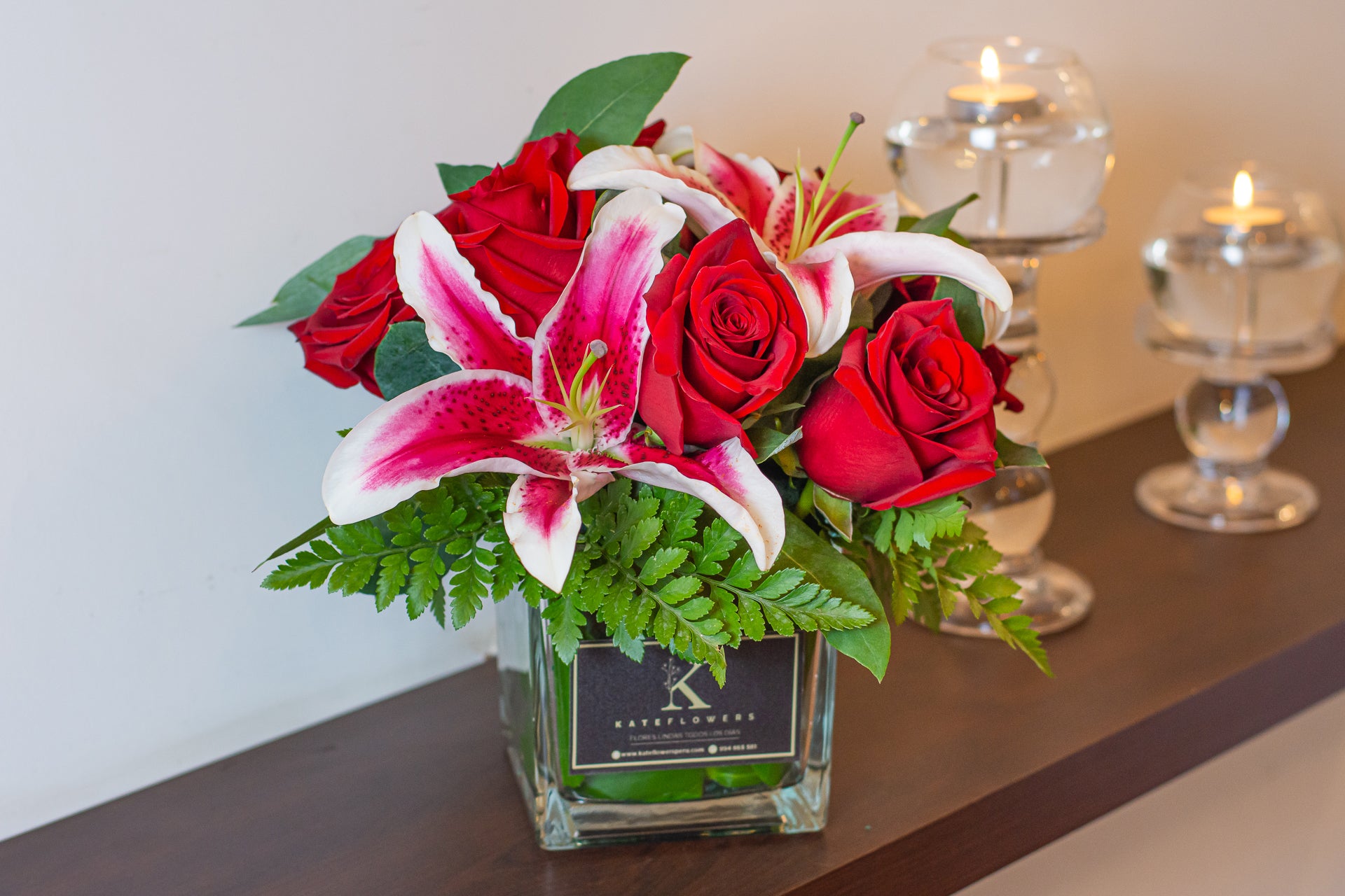 Centro de mesa de rosas y lirios