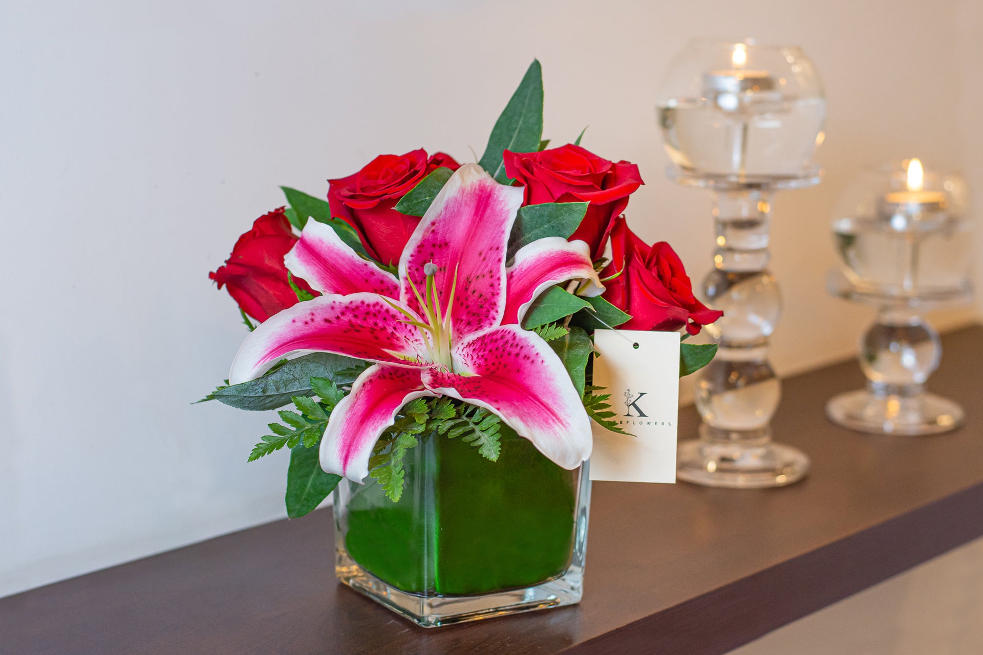 Centro de mesa de rosas y lirios