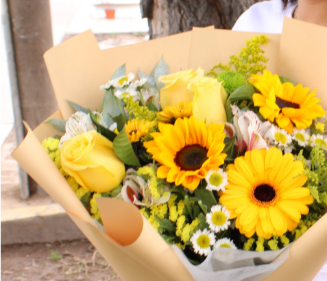 Ramo de 3 Girasoles, 3 rosas amarillas y Gerbera