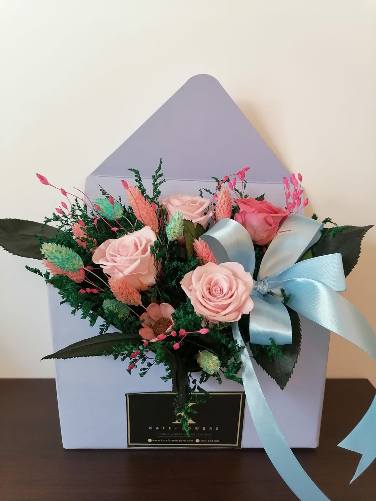 Carterita de mini rosas preservadas