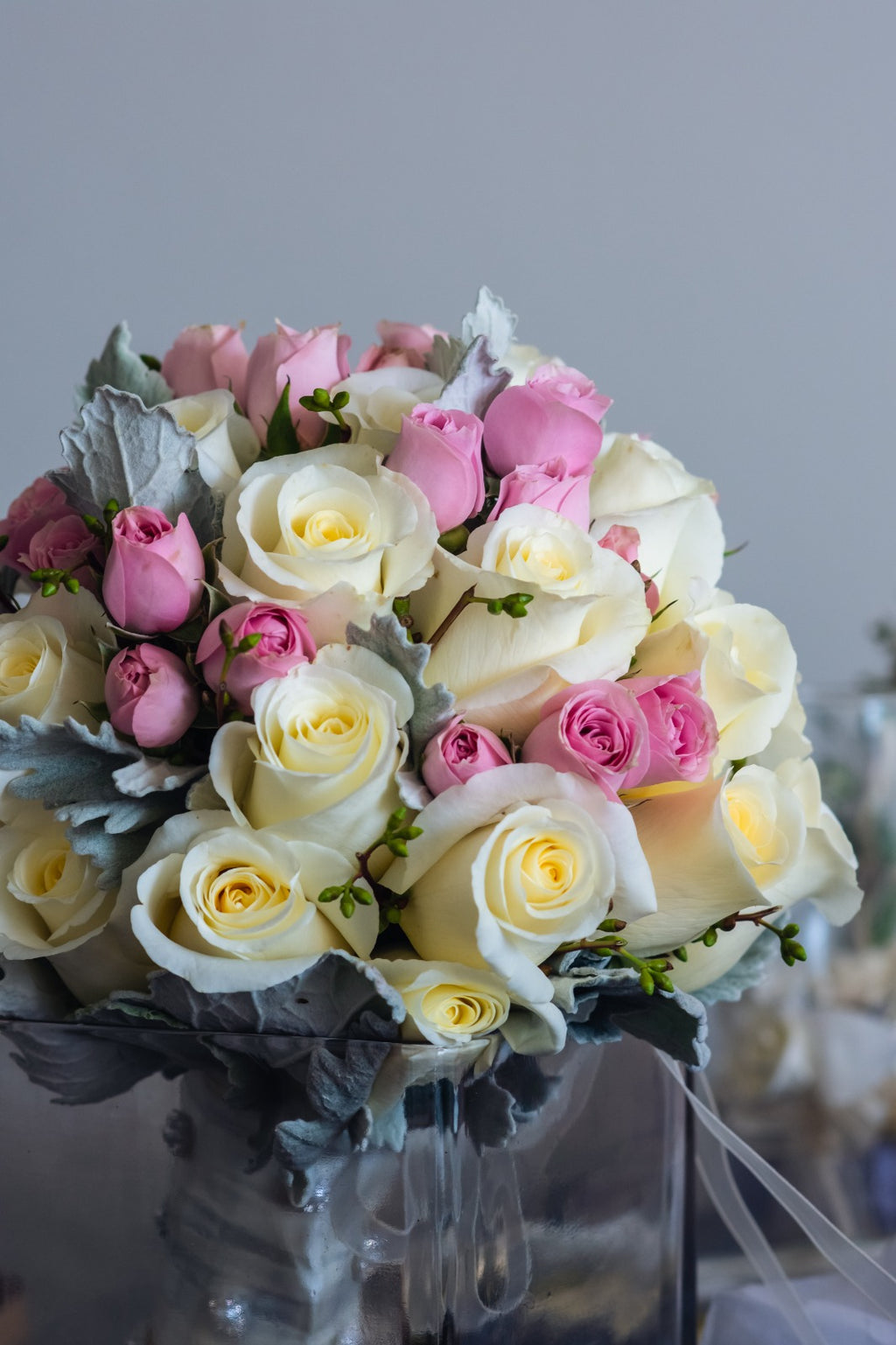 Bouquet de Novia 15 Rosas Blancas y Mini Rosas Cod BN12RBR