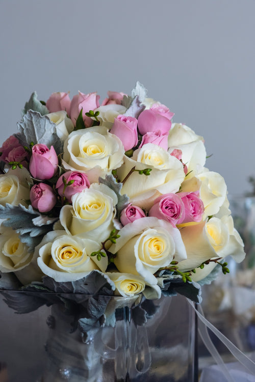 Bouquet de Novia 15 Rosas Blancas y Mini Rosas Cod BN12RBR