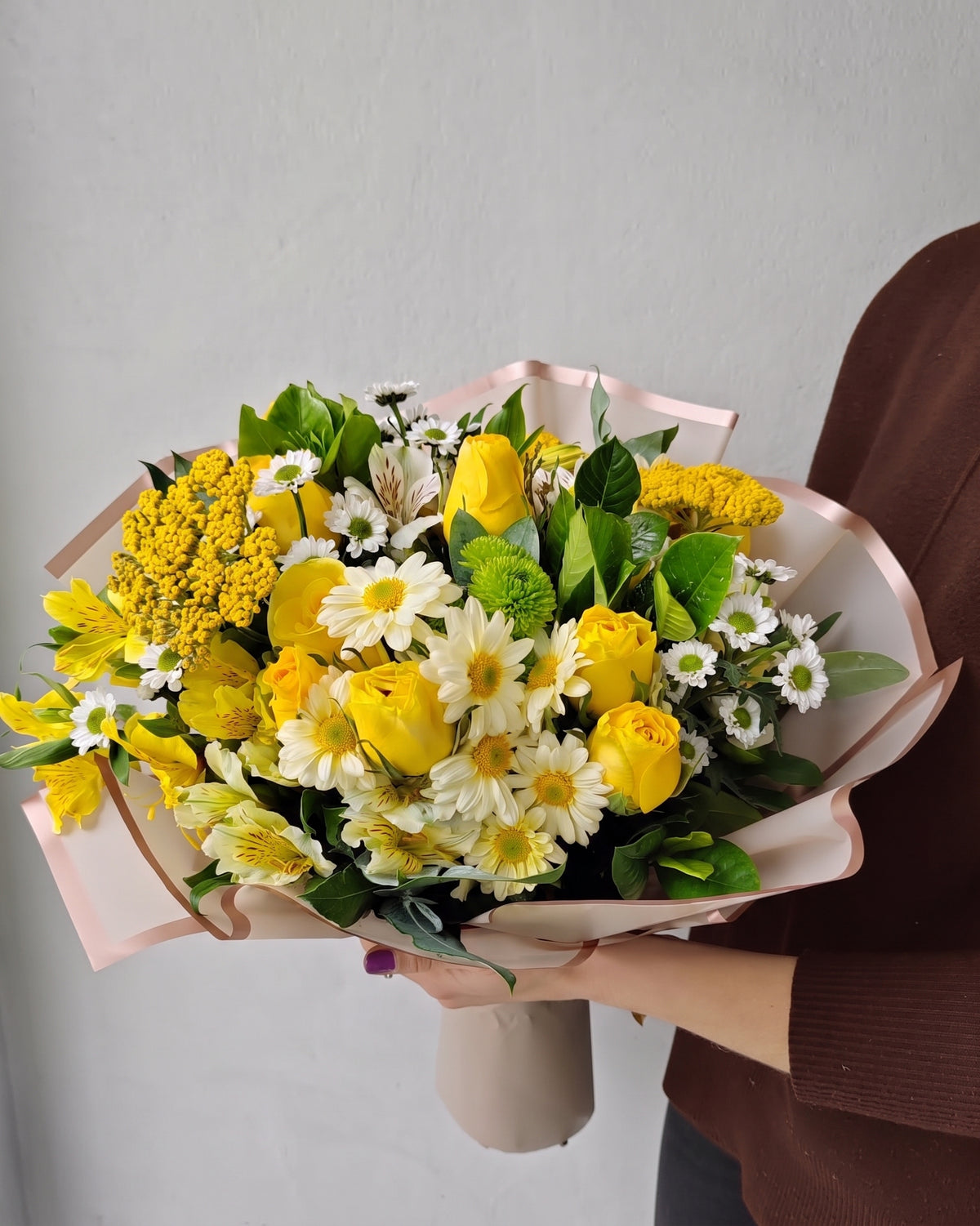 Ramo de 6 rosas amarillas con margaritas y astromelias