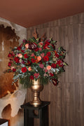 Arreglo floral de rosas y anturios