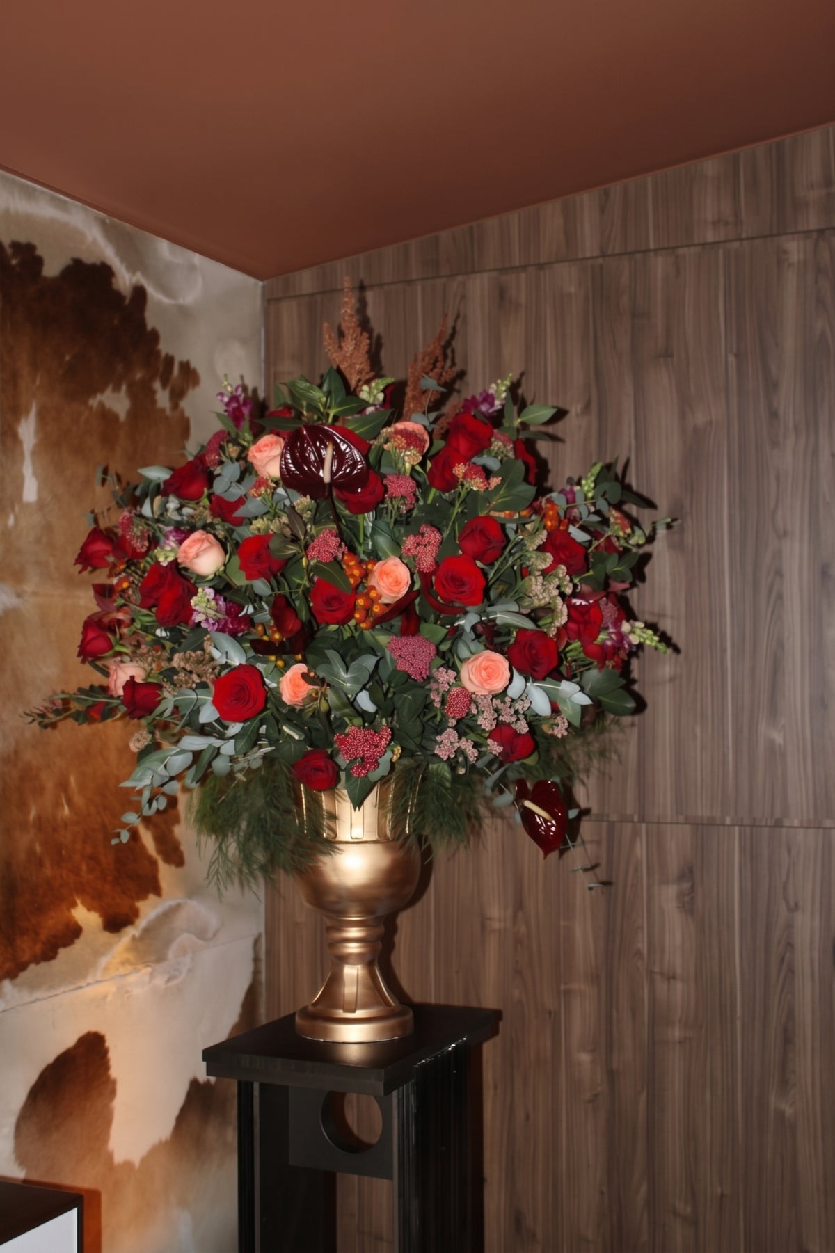 Arreglo floral de rosas y anturios