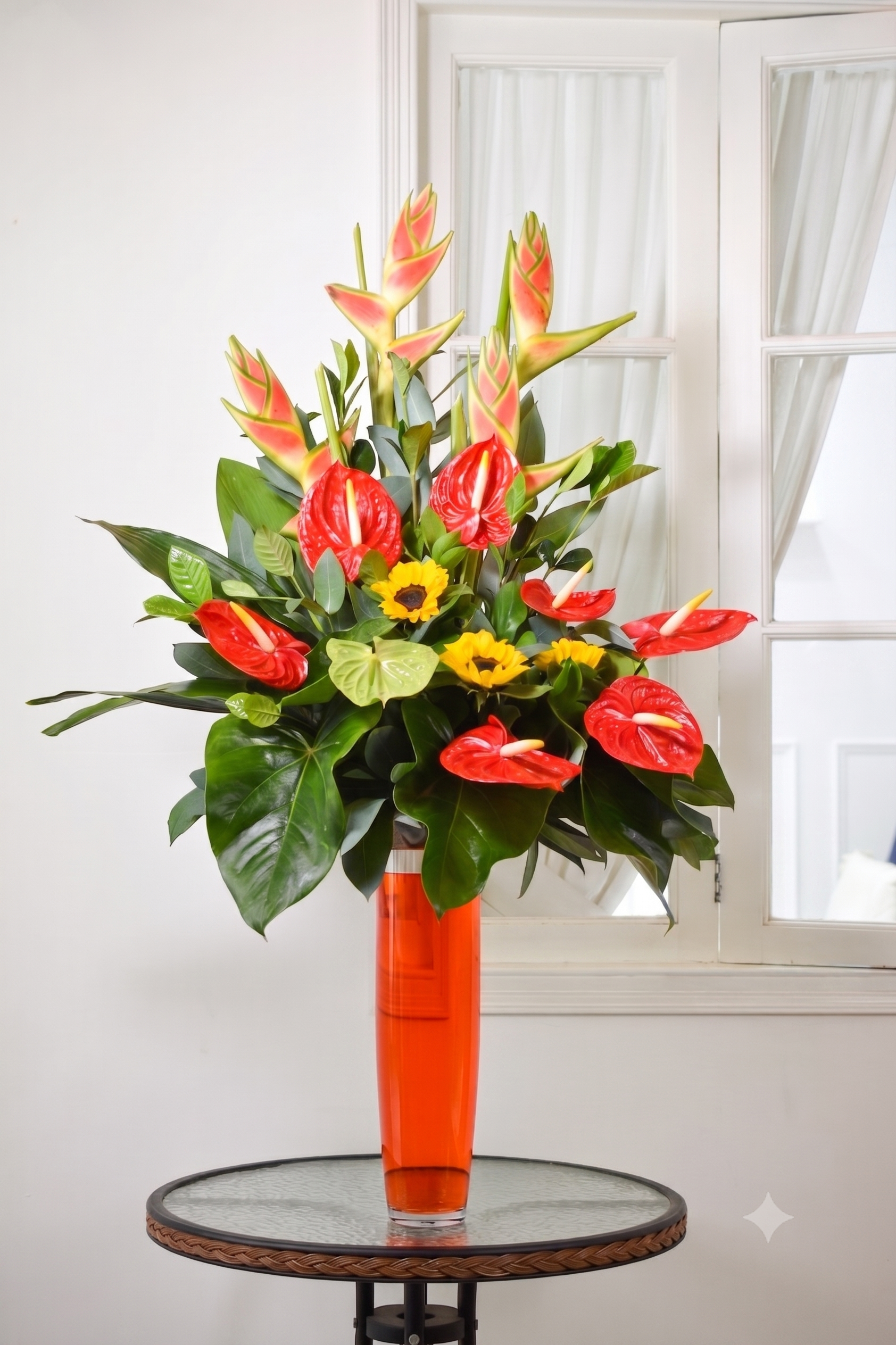 Arreglo floral de Anturios, girasoles y Heliconias