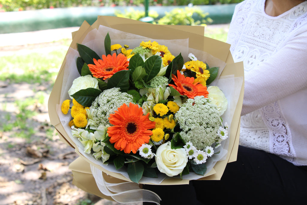 Ramo de 3 gerberas, rosas blancas y mix floral
