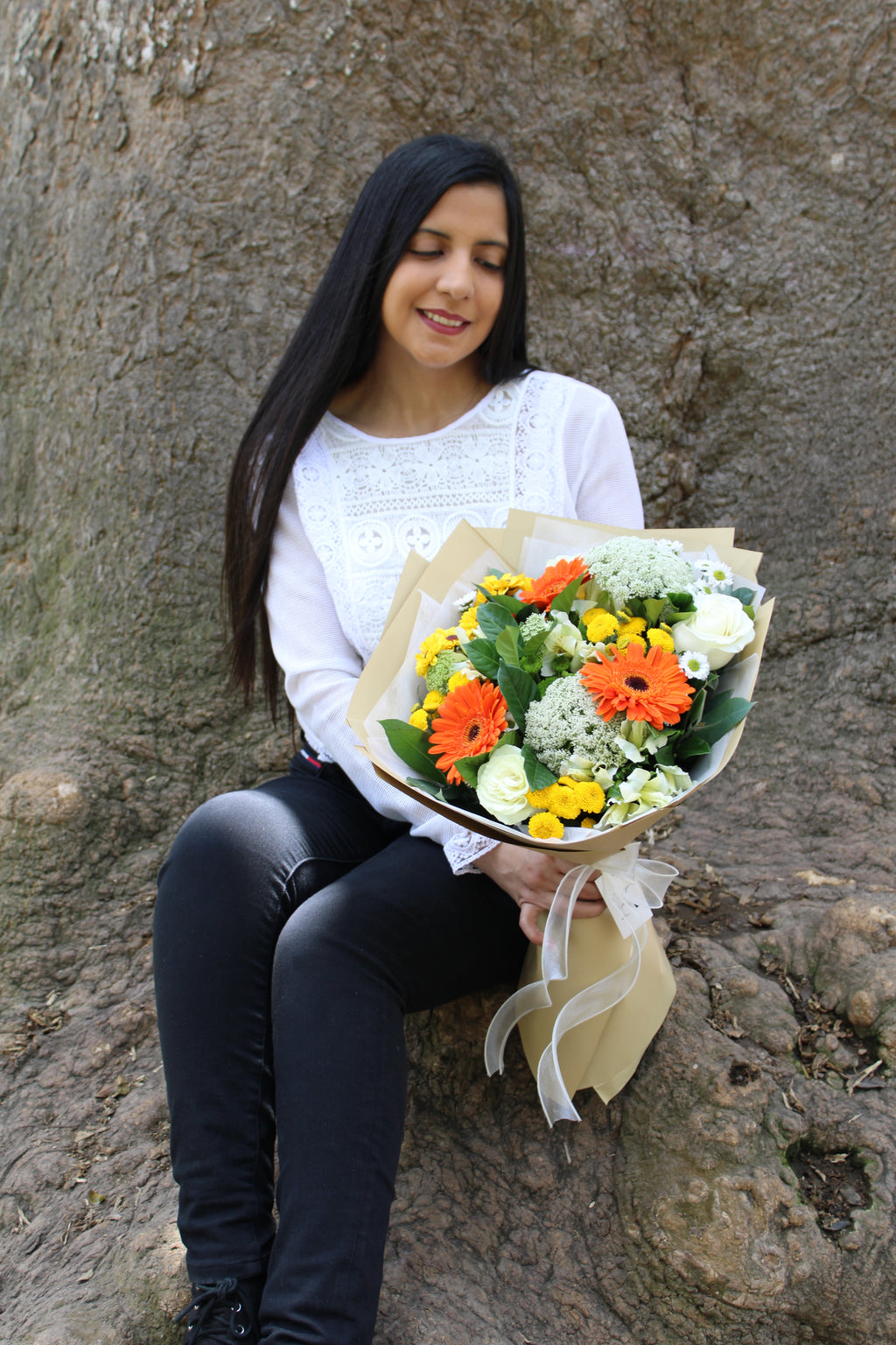 Ramo de 3 gerberas, rosas blancas y mix floral