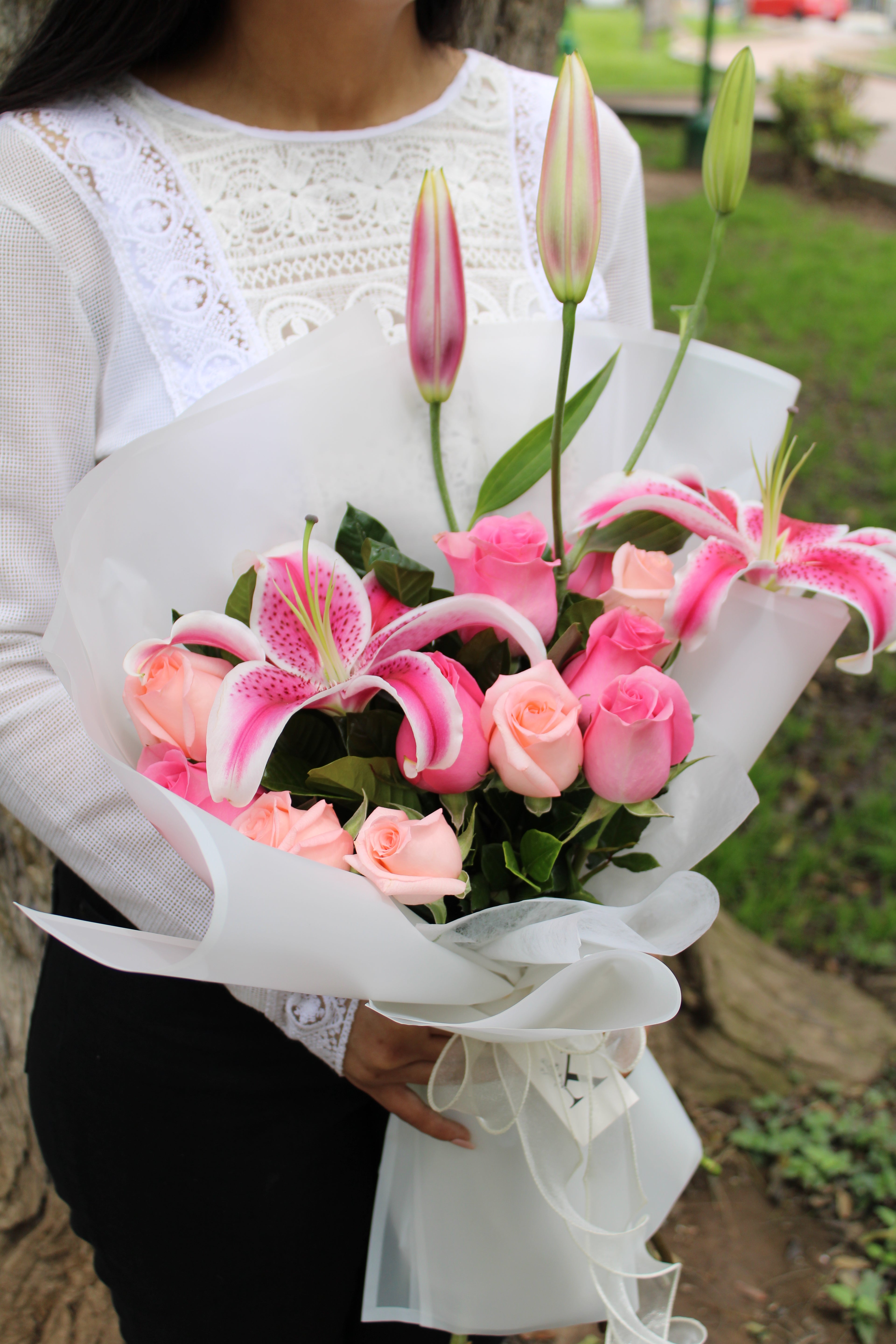 Ramo de 6 rosas rosadas y lirios