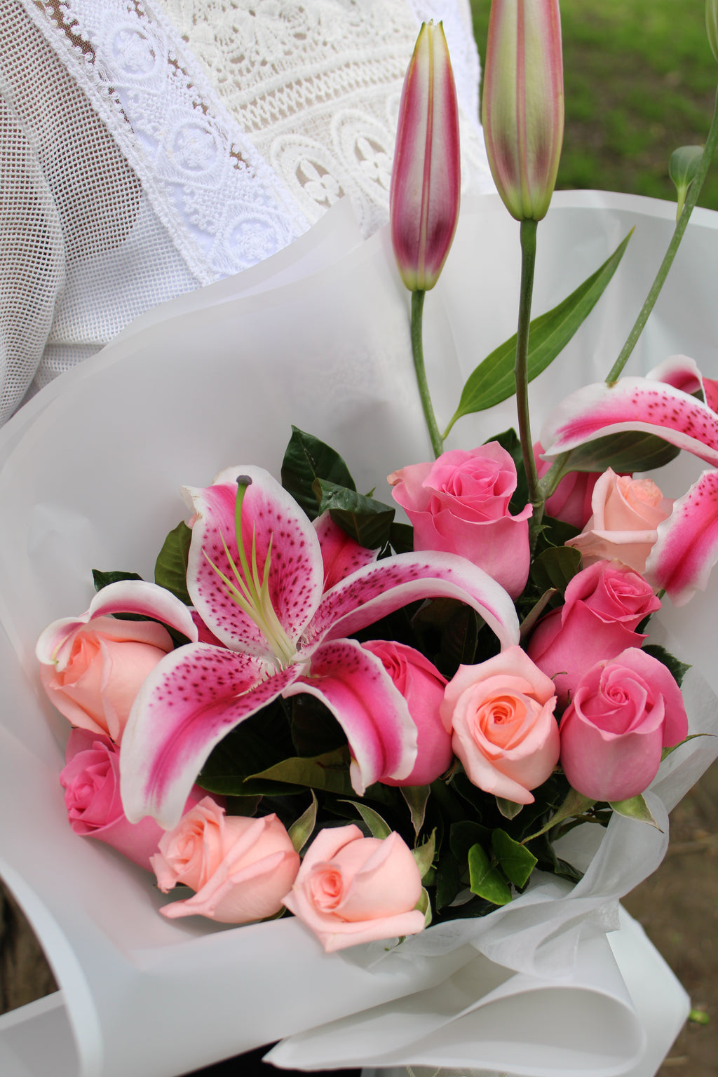 Ramo de 12 rosas rosadas y lirios