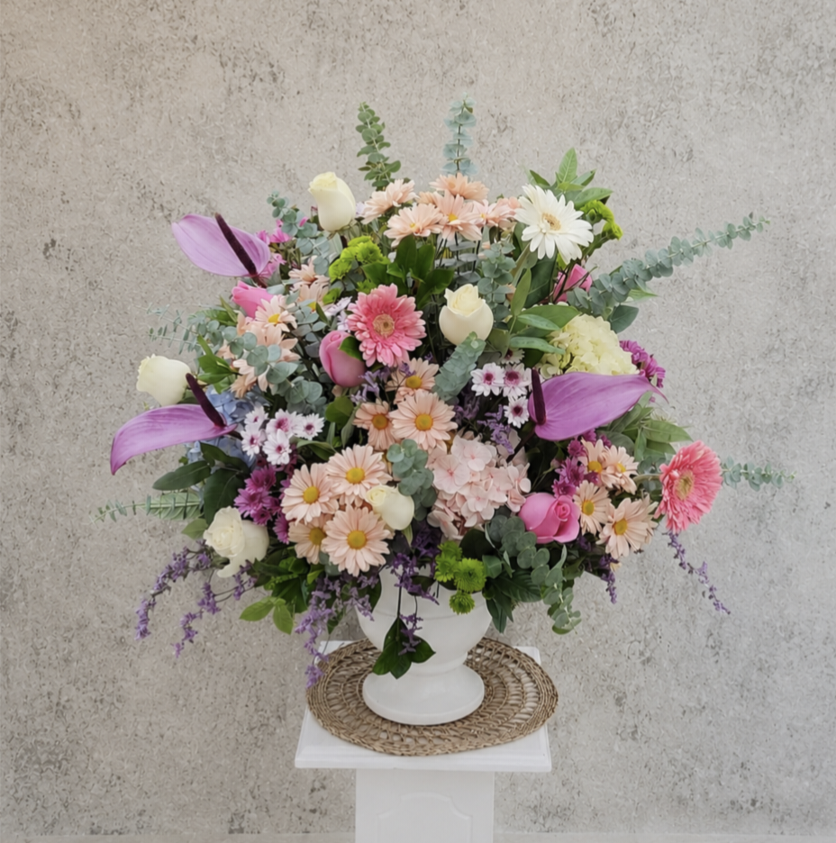 Arreglo Floral de Rosas, Gerberas y Anturios Cód. AFARH01