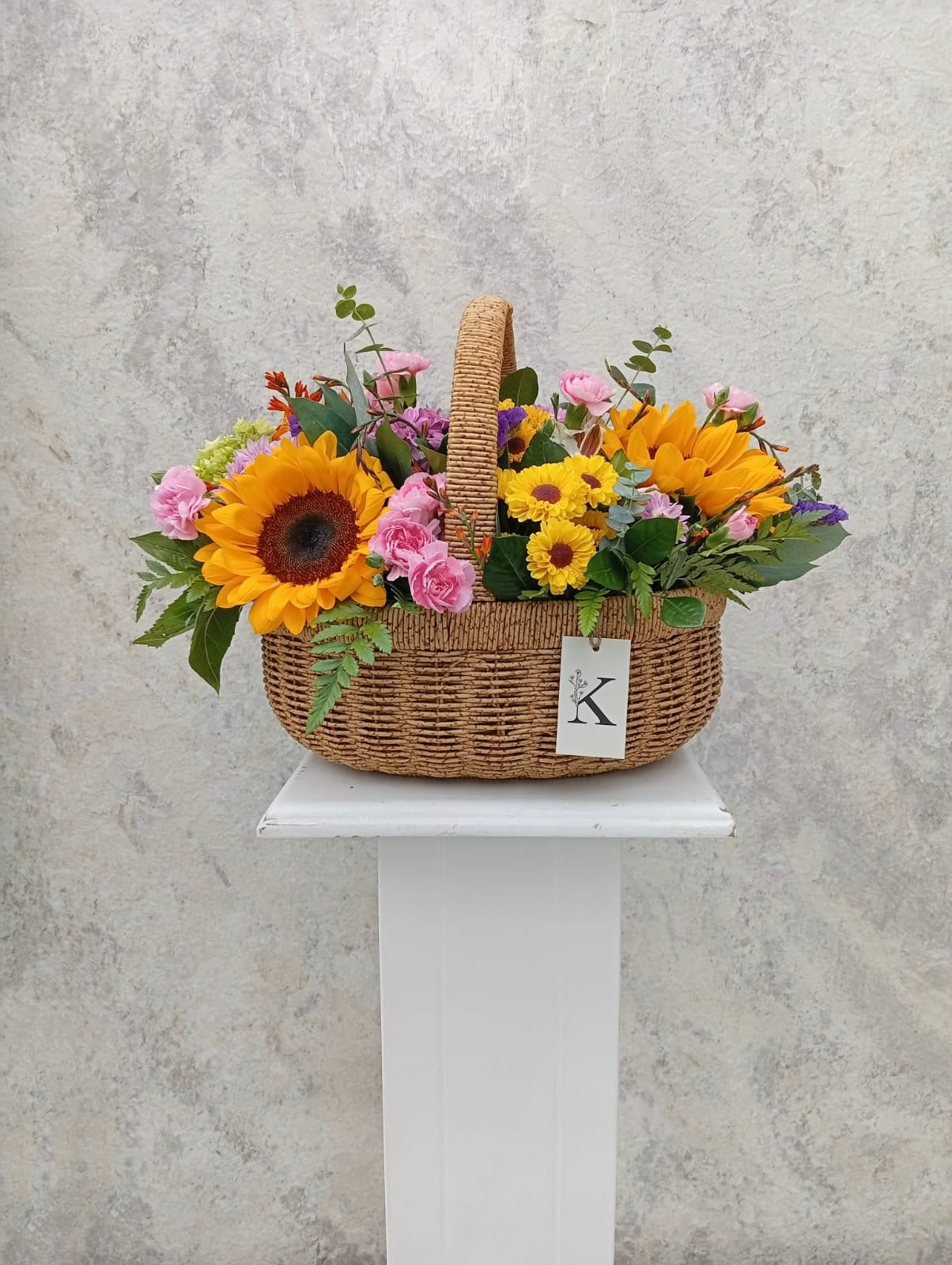 Canasta Ovalada de Girasoles y mix floral primaveral  cod CFOGMP01