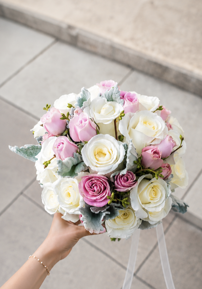 Bouquet de Novia 15 Rosas Blancas y Mini Rosas Cod BN12RBR