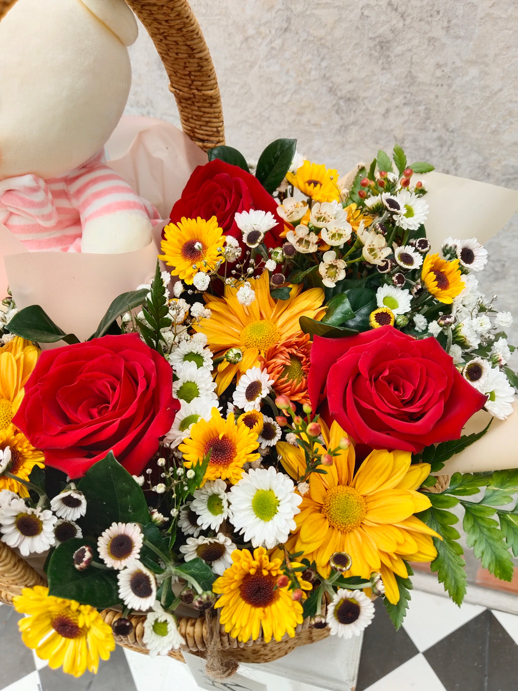 Canasta Ovalada de Rosas rojas y Mix Floral