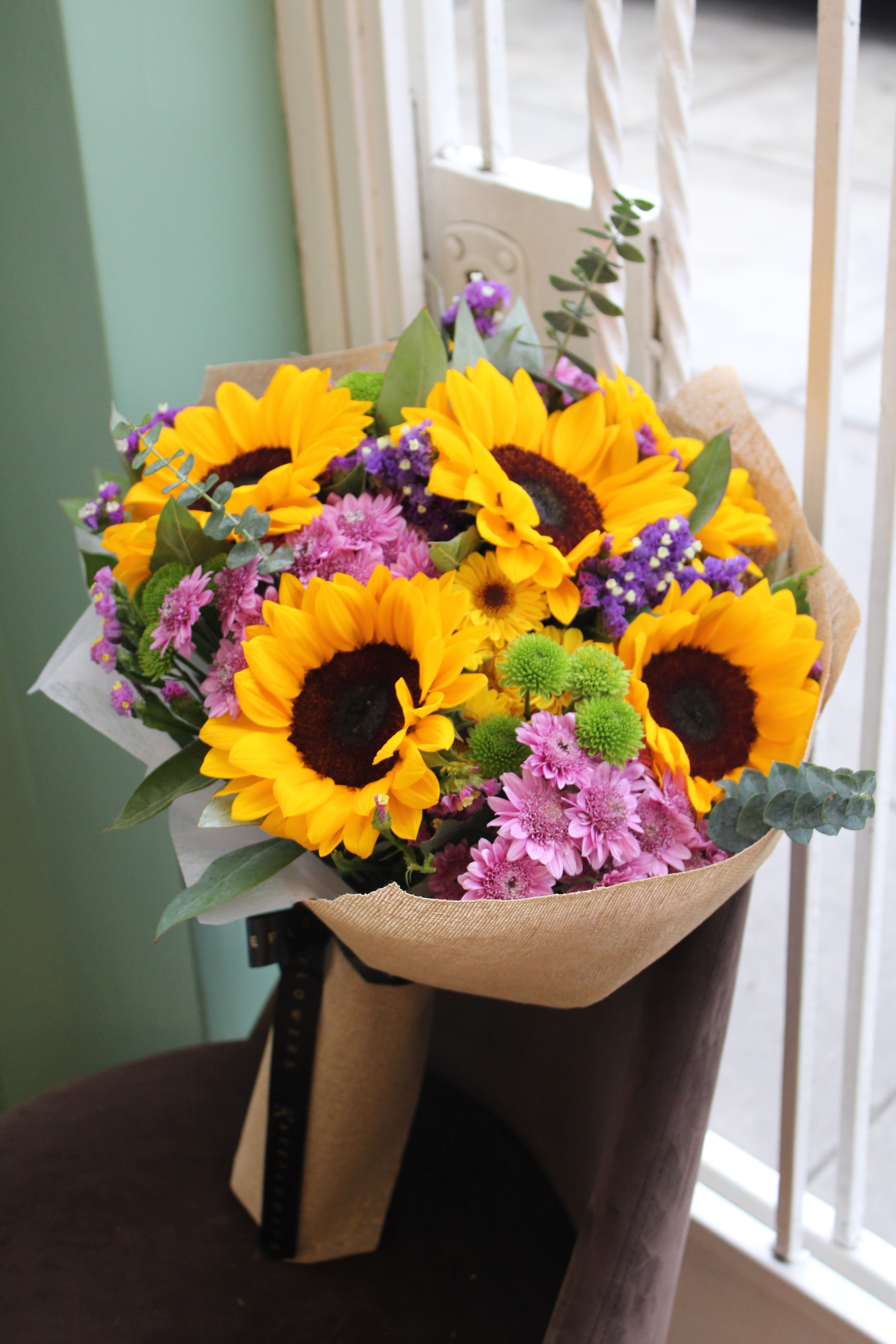 Ramo de 6 girasoles y gardenias