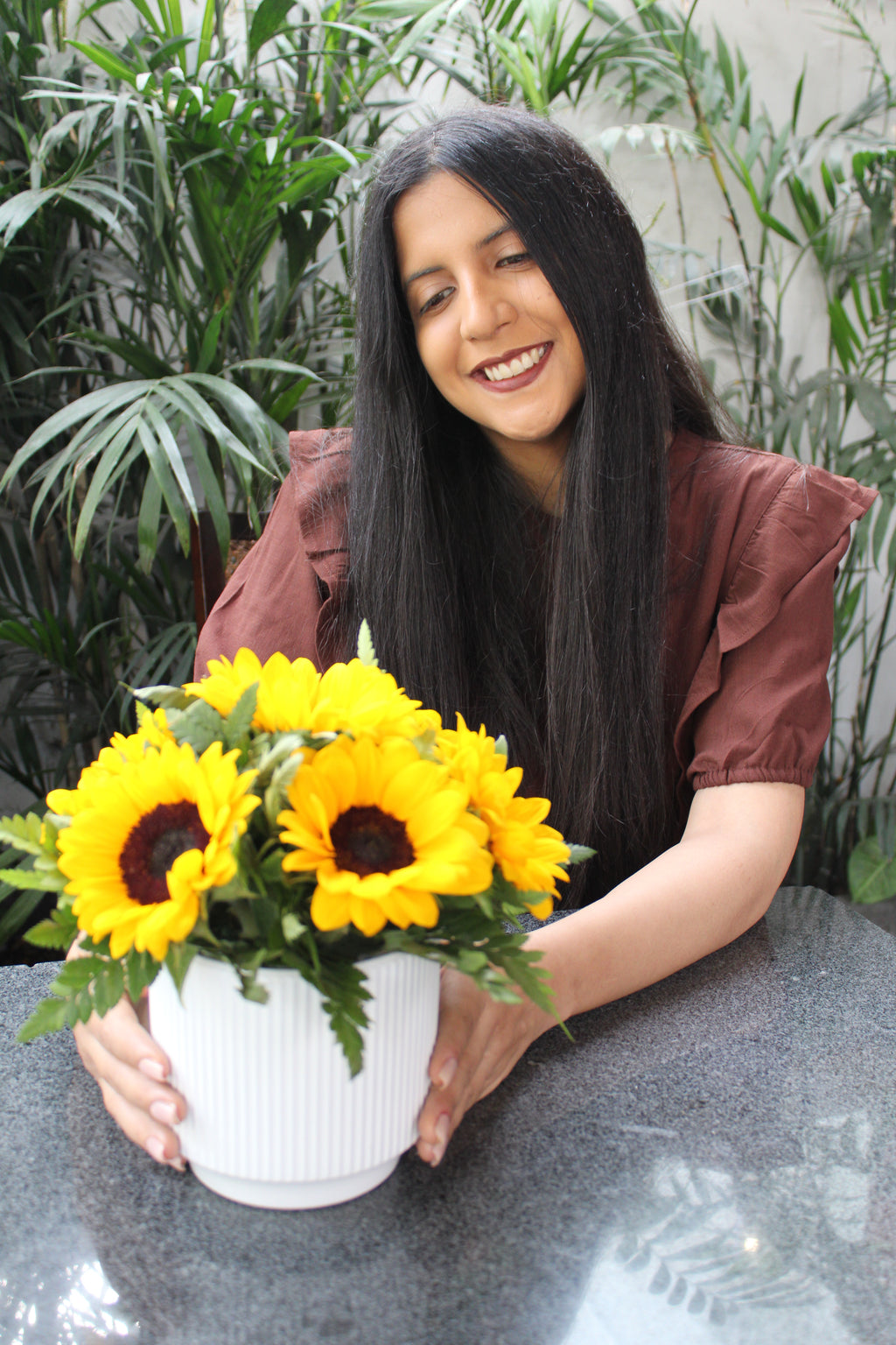 Arreglo floral de girasoles en maceta de cerámica