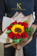 Ramo de 8 rosas y 1 Girasol