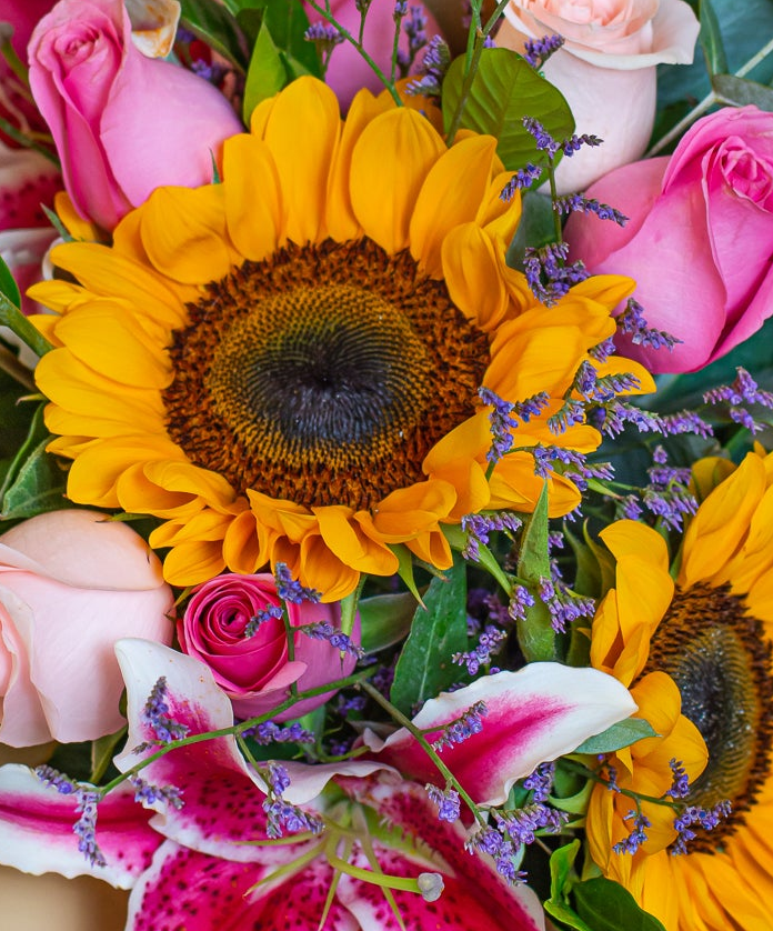Ramo de 2 Girasoles, 6 rosas y 1 lirio