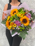 Ramo floral primaveral - 3 girasoles y mix de margaritas
