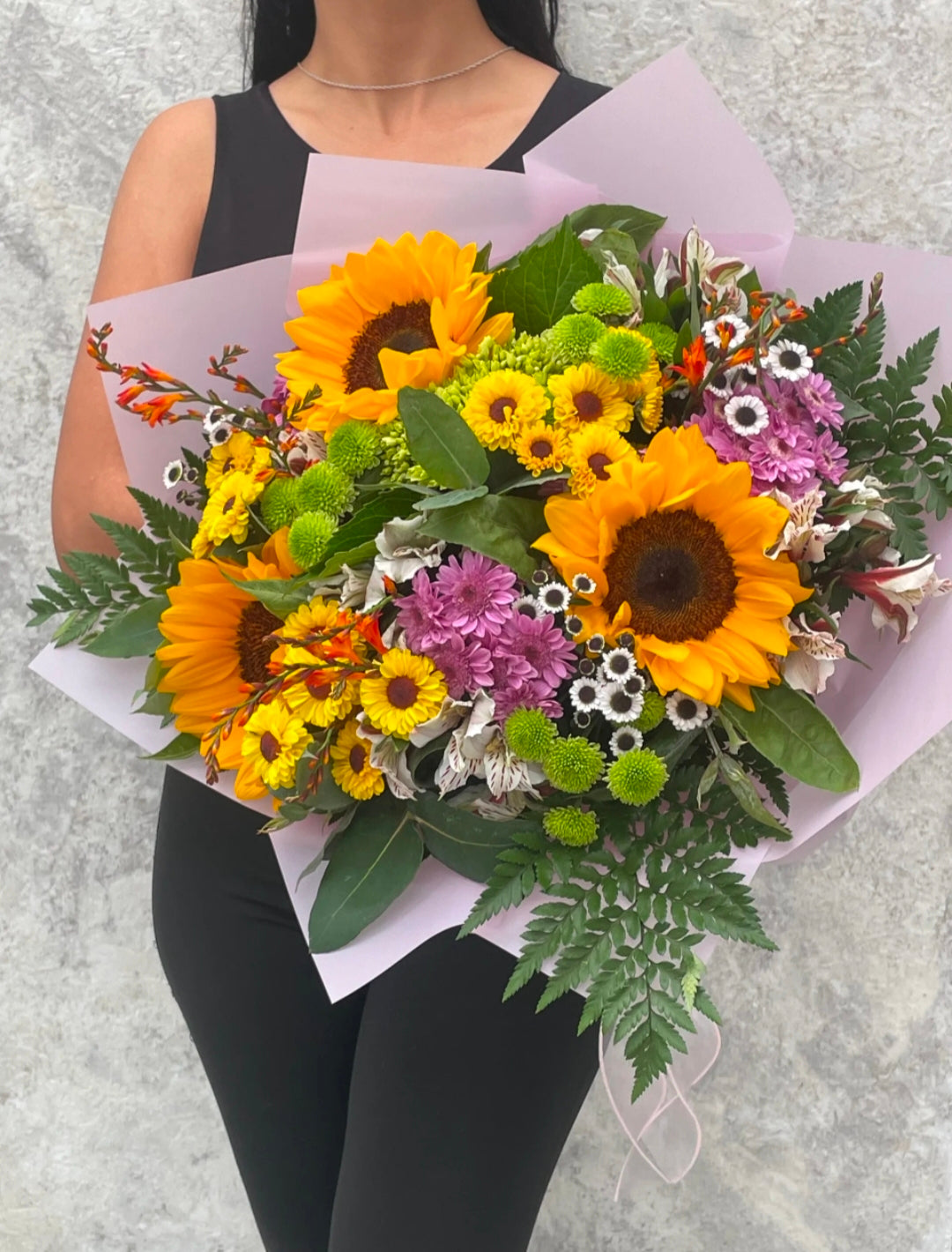 Ramo floral primaveral - 3 girasoles y mix de margaritas