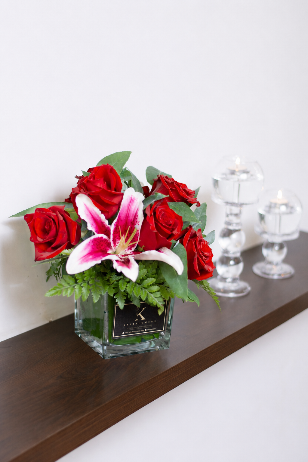 Centro de Mesa de 6 Rosas y 1 Lirio Cod CM6R1L